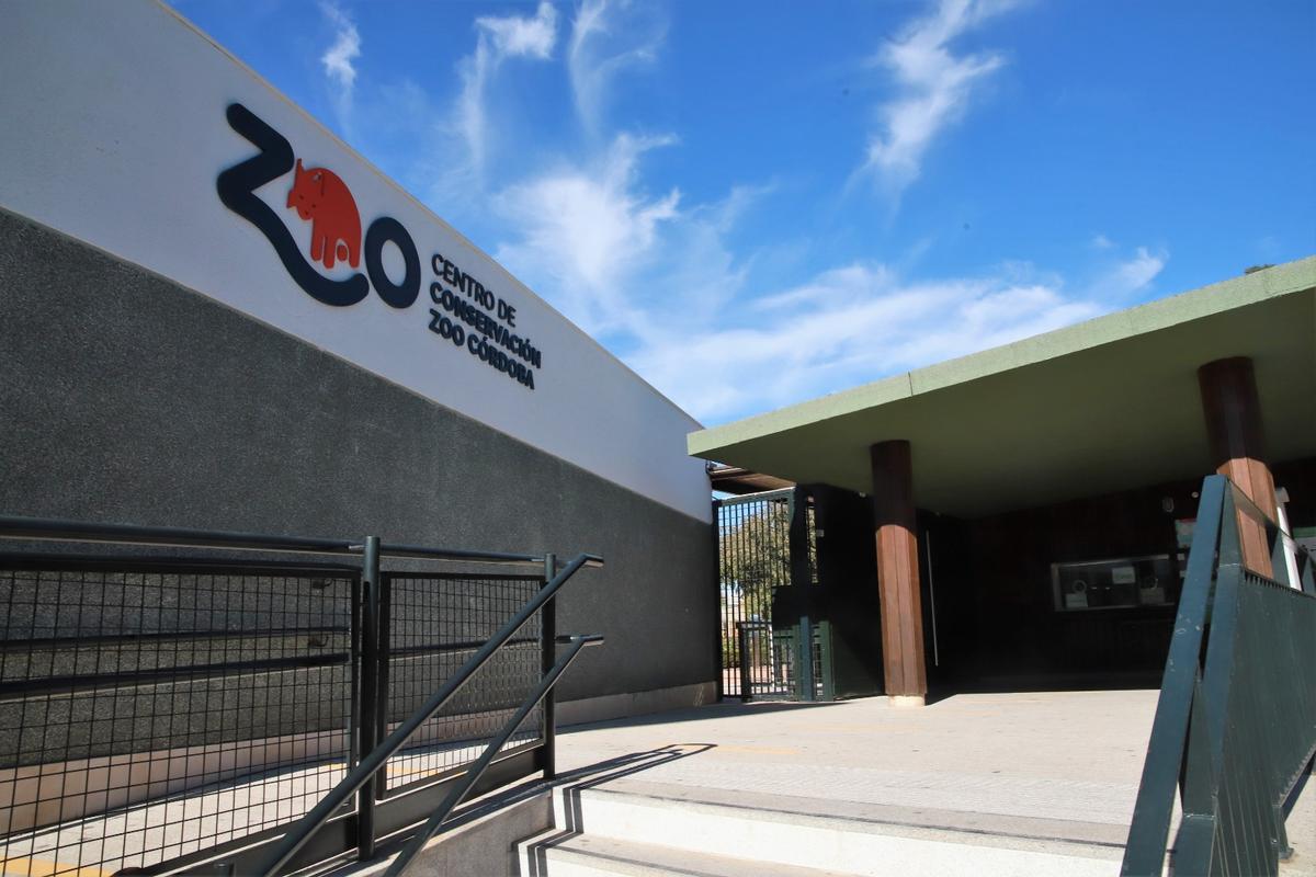 Puerta del zoológico cerrada.