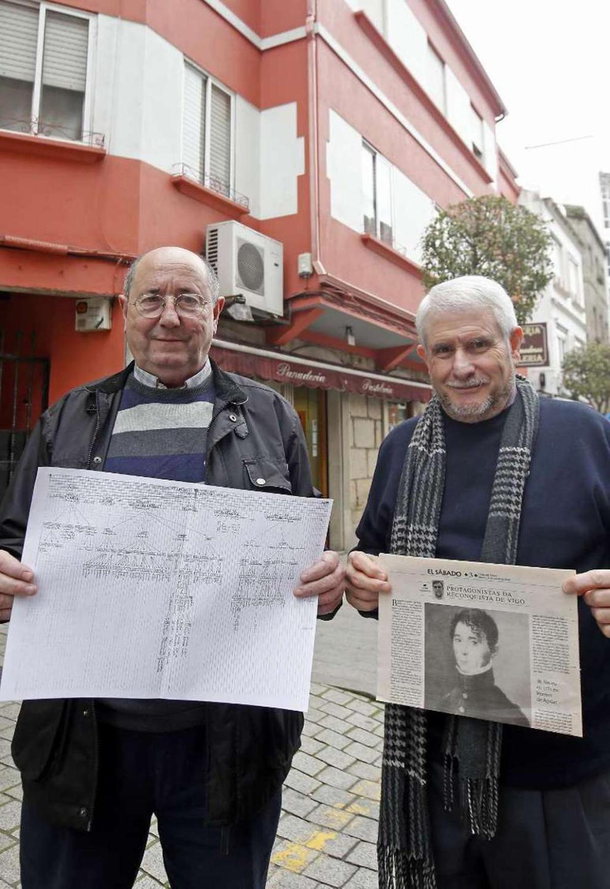 Luis y Gumersindo Bóveda, delante de su casa materna, en Sanjurjo Badía, con el árbol genealógico y un recorte de FARO. // Marta G. Brea
