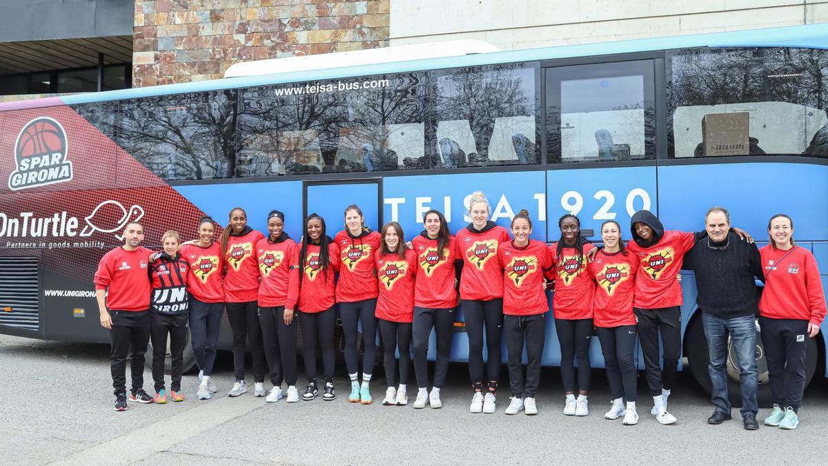 Jugadores i membres de l’staff tècnic ahir abans de sortir cap a València des del pavelló de Fontajau