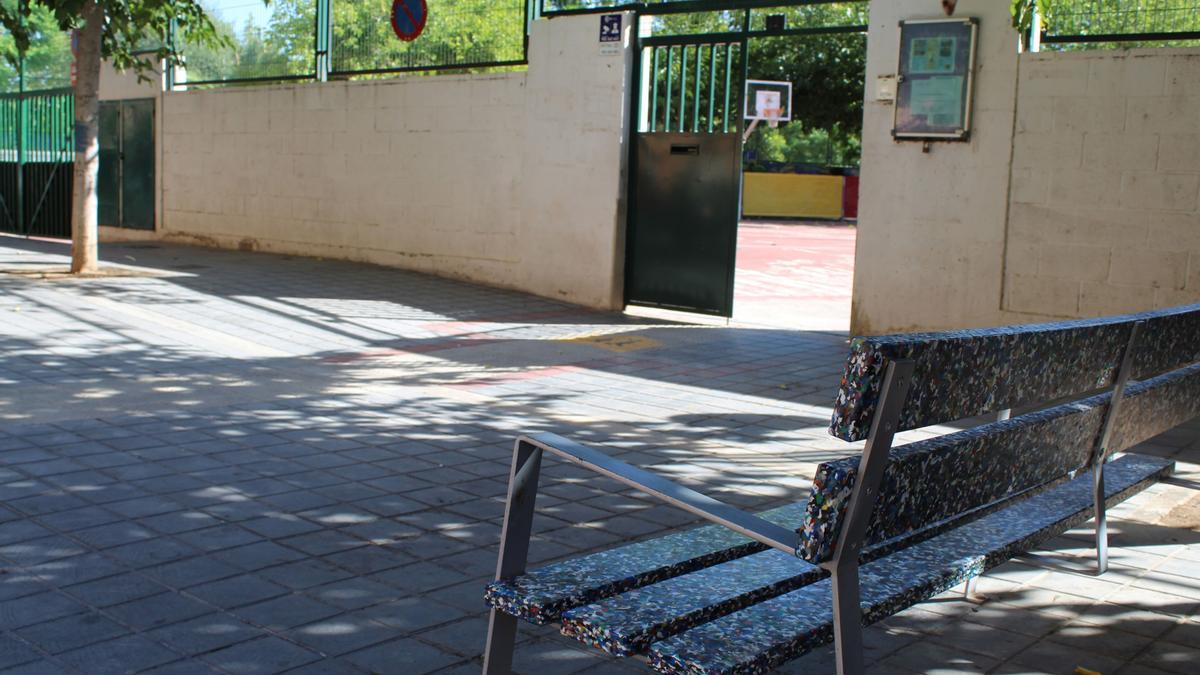 Un banco de plástico reciclado a las puertas de un centro de educación primaria en Valencia