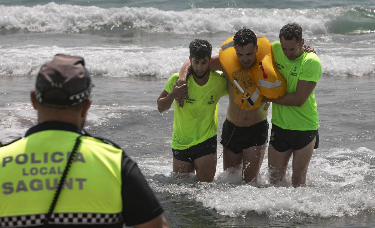 Imagen de archivo de un simulacro de salvamento en la playa del Port de Sagunt.