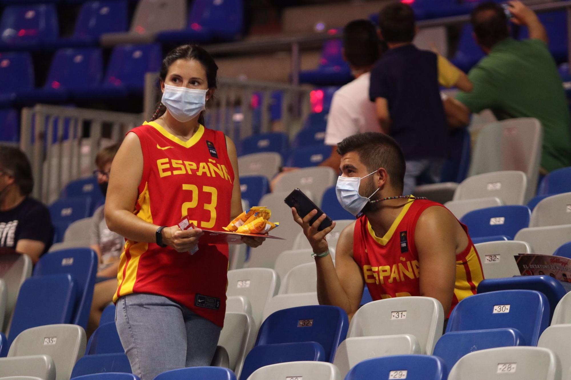 Ambiente en las gradas del Carpena en la previa del España - Francia.