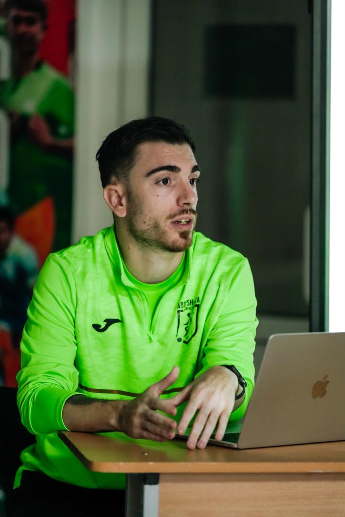 Raül Coloma ensenya la metodologia als entrenadors.