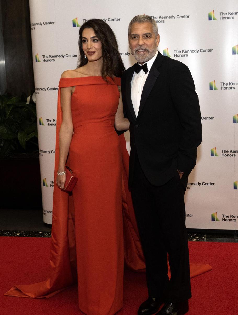 Amal Clooney, radiante con un vestido palabra de honor rojo