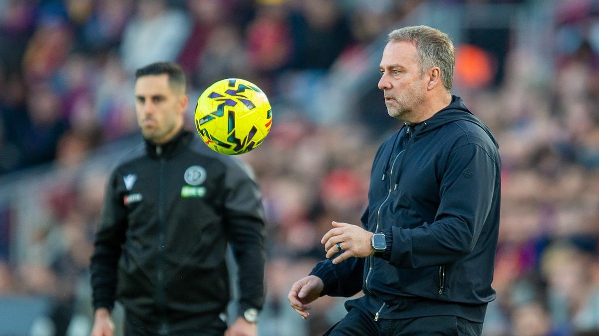Flick para un balón que le cae cerca del banquillo.