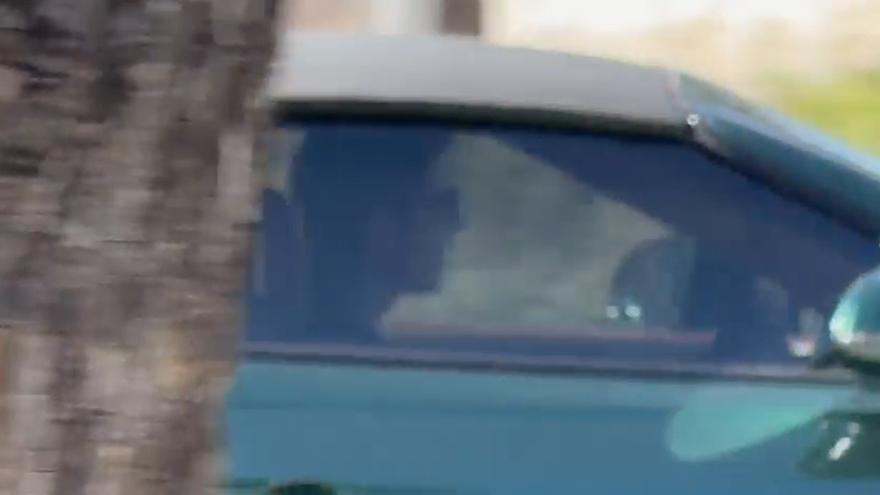 Lewandowski abandona la Ciutat Esportiva tras trabajar toda la mañana en el gimnasio.