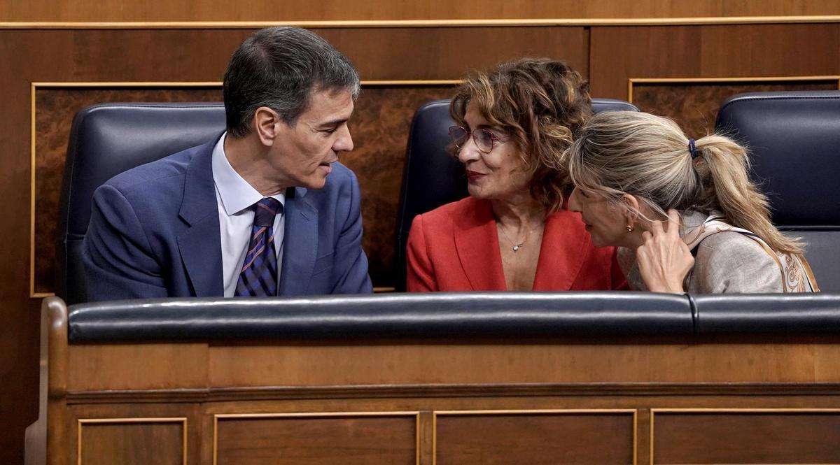 Pedro Sánchez comparece en el Congreso de los Diputados junto a María Jesús Montero y Yolanda Díaz.