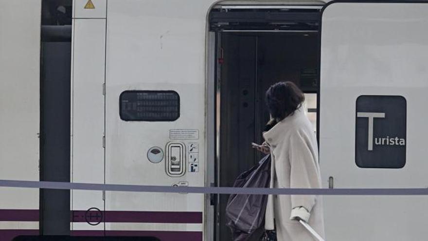 Una avería retrasa una hora el tren de Gijón a Alicante