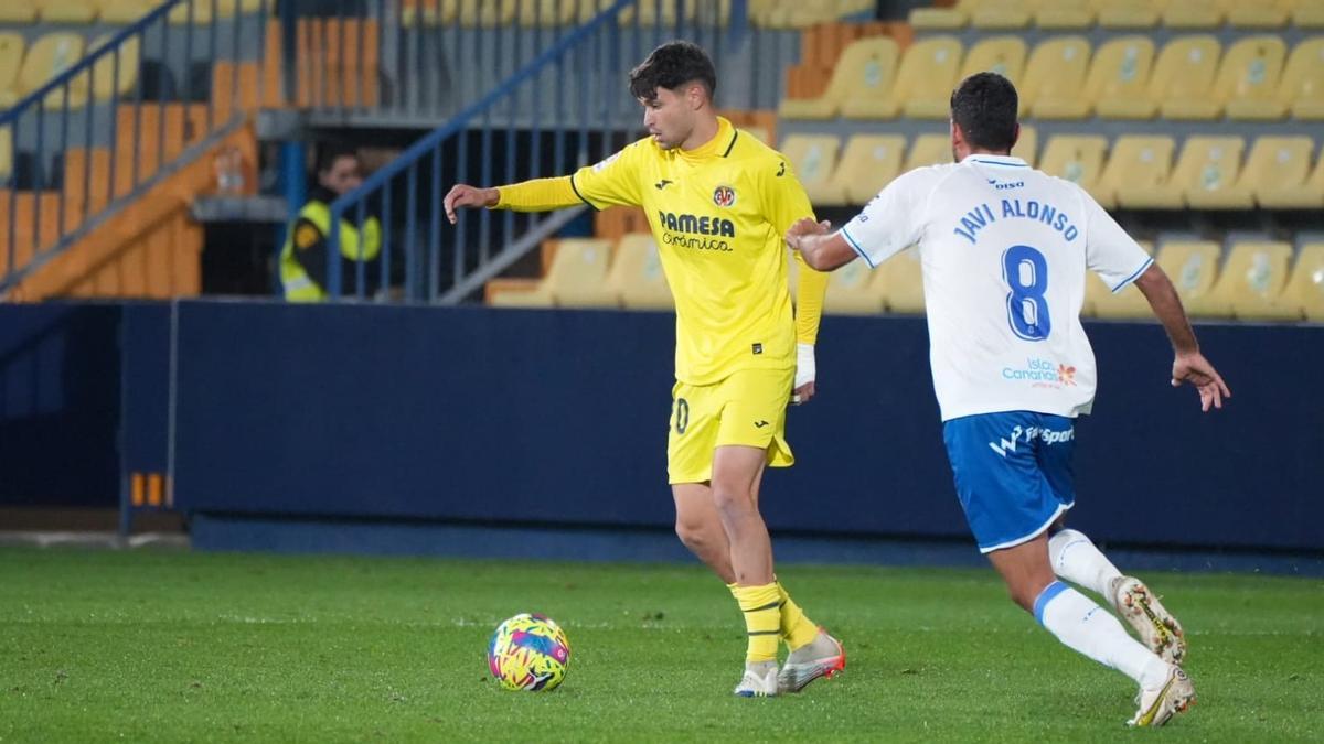 Antonio Pacheco lucha un balón contra el mediocentro visitante Javi Alonso,