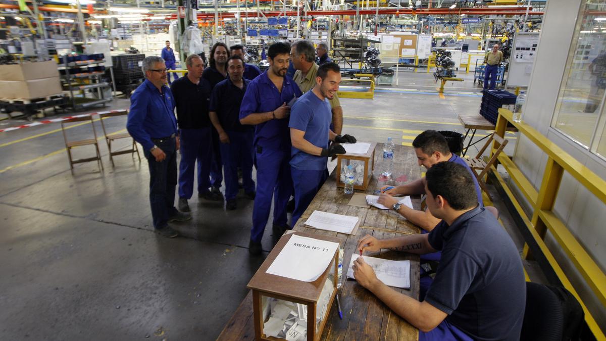 Los trabajadores de Ford, durante una votación en la planta.