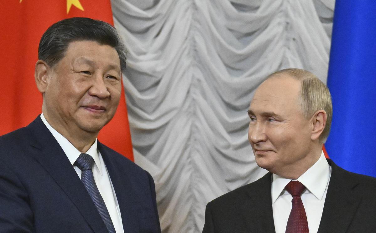 El presidente chino, Xi Jinping, y el ruso, Vladímir Putin, durante su reunión bilateral en el marco de la cumbre de los BRICS en Kazán, este martes.