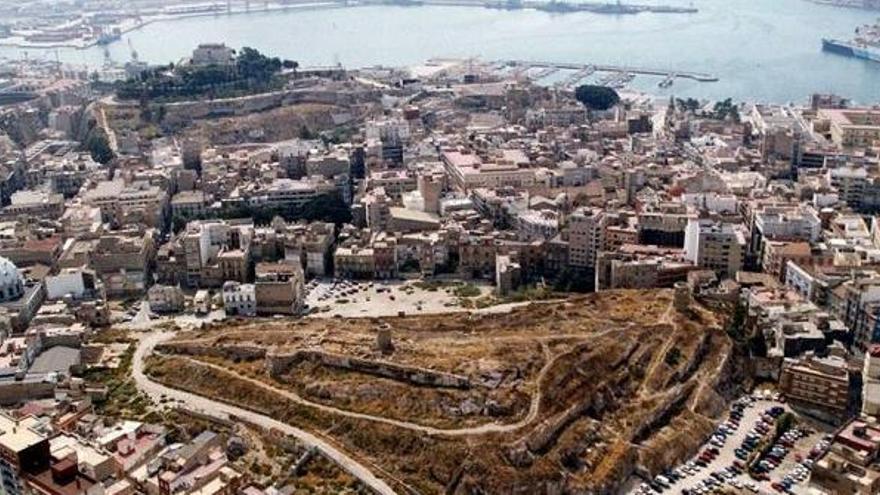 Panorámica del cerro del Molinete, lugar donde se levantaba el Palacio de Asdrúbal (Arx Asdrubalis) en época púnica, con la dársena al fondo.