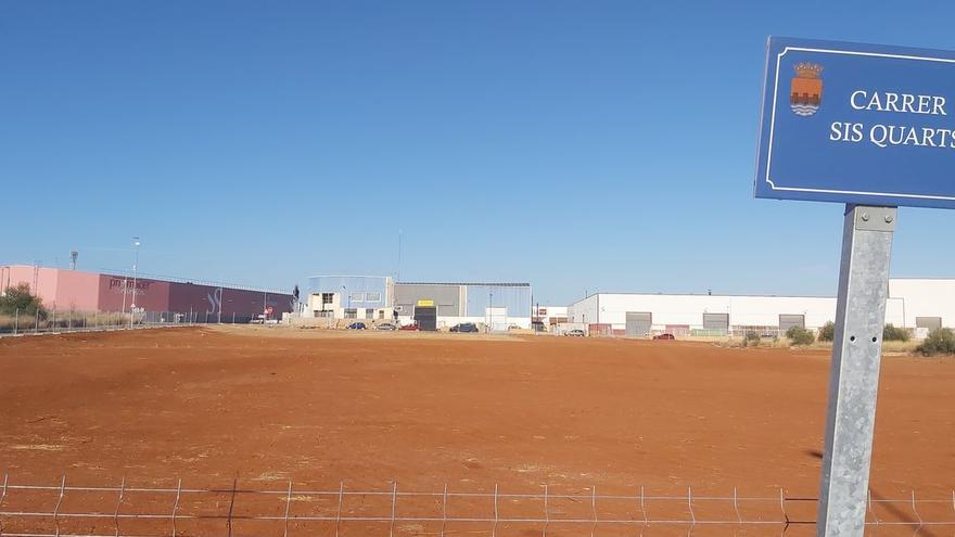 Las dos parcelas que acogerán el almacén de distribución hacen esquina con las calles Sis Quarts y Miralcamp.