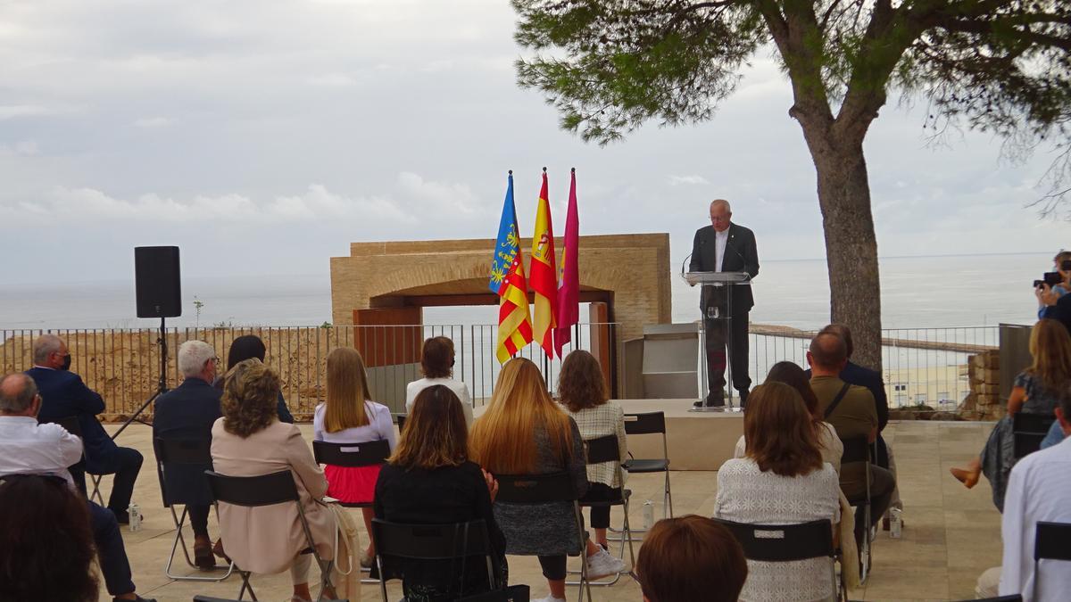 El alcalde de Dénia, Vicent Grimalt, durante el discurso que ha dado con motivo del 9 d&#039;octubre