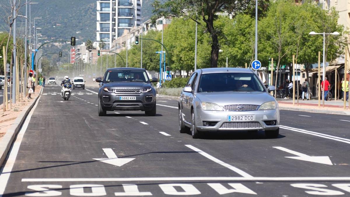 Varios coches circulando por el tramo recién reformado de la avenida de Trassierra.