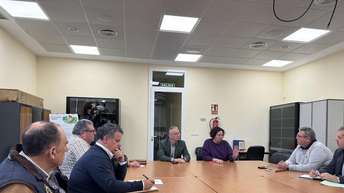 Reunión celebrada en las instalaciones de la Confederación Hidrográfica del Guadiana en Don Benito.