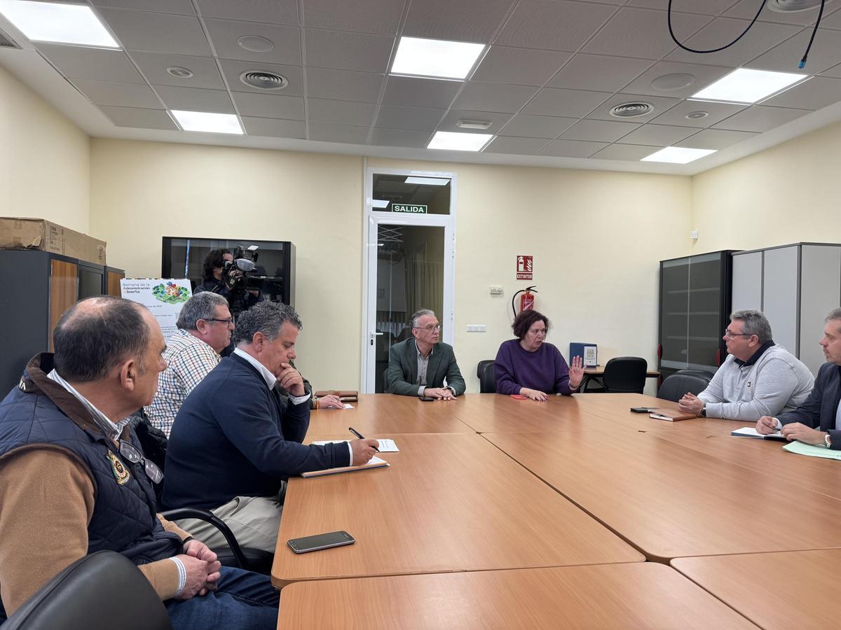 Reunión celebrada en las instalaciones de la Confederación Hidrográfica del Guadiana en Don Benito.