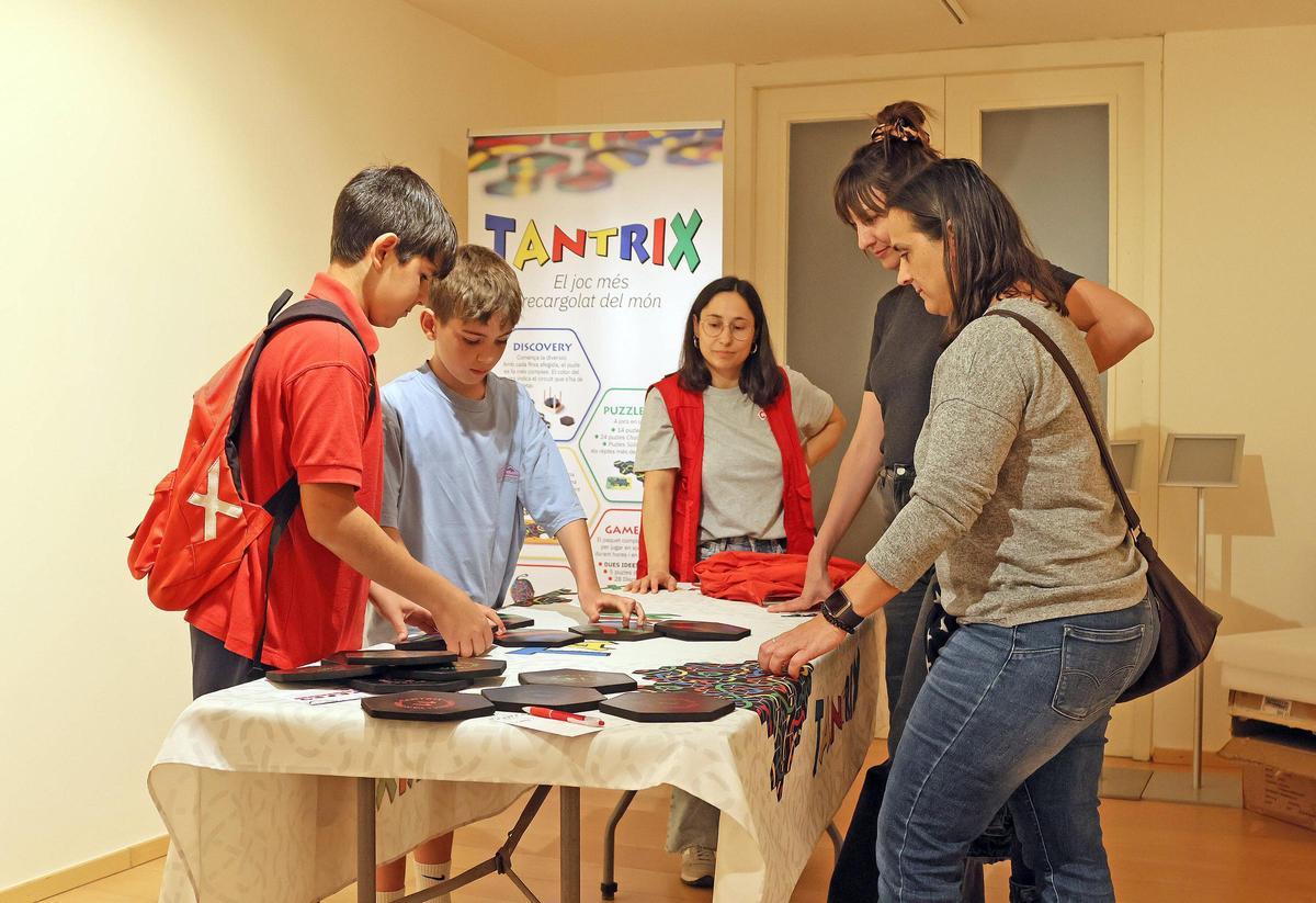 Una família jugant al Tantrix durant la 16a edició del Tast de Jocs