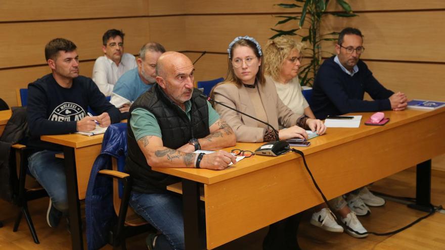 Javier Carro, en primer plano, con los ediles del PP en un pleno.