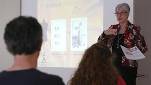 Gemma Navarro durante su conferencia sobre la historia de las magas, que fue de un enorme interés.