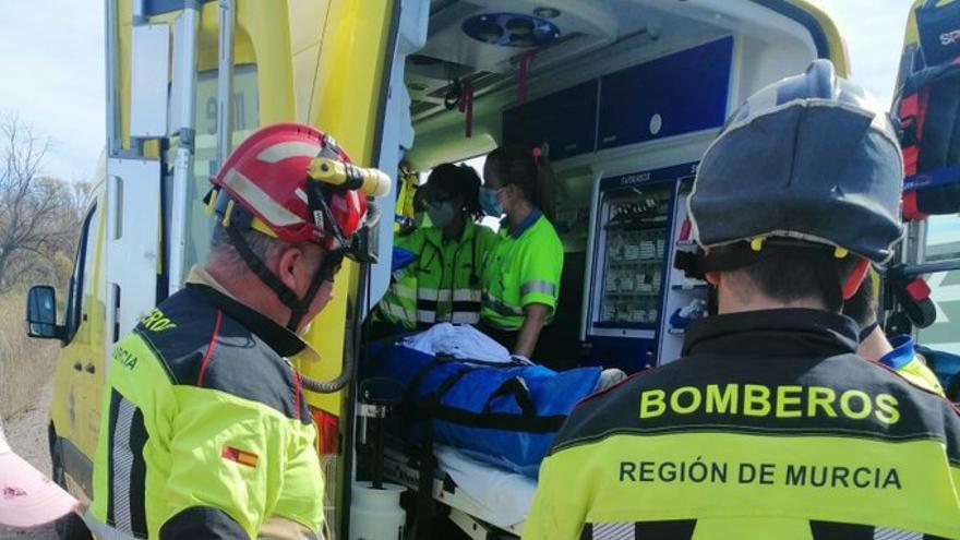 Bomberos y sanitarios asisten al herido en Totana.