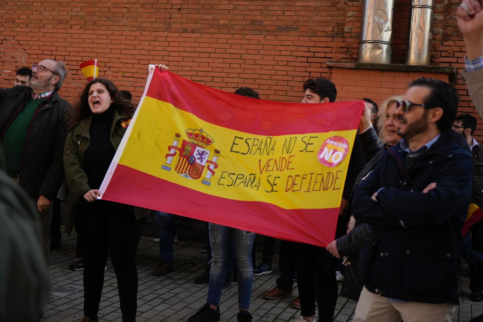 GALERÍA | La manifestación de Vox ante la sede del PSOE de Zamora contra Pedro Sánchez