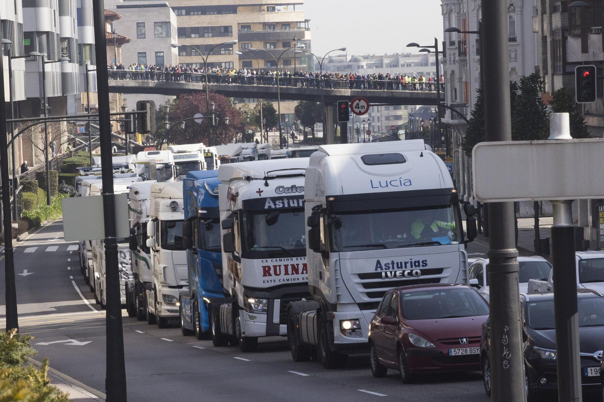 EN IMÁGENES: Los transportistas inundan las calles de Oviedo de camiones para visibilizar su protesta