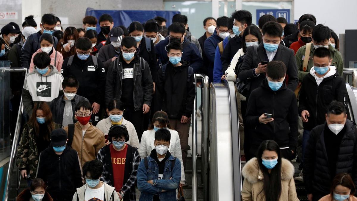 Usuarios del metro de Pekín, este martes en hora punta.
