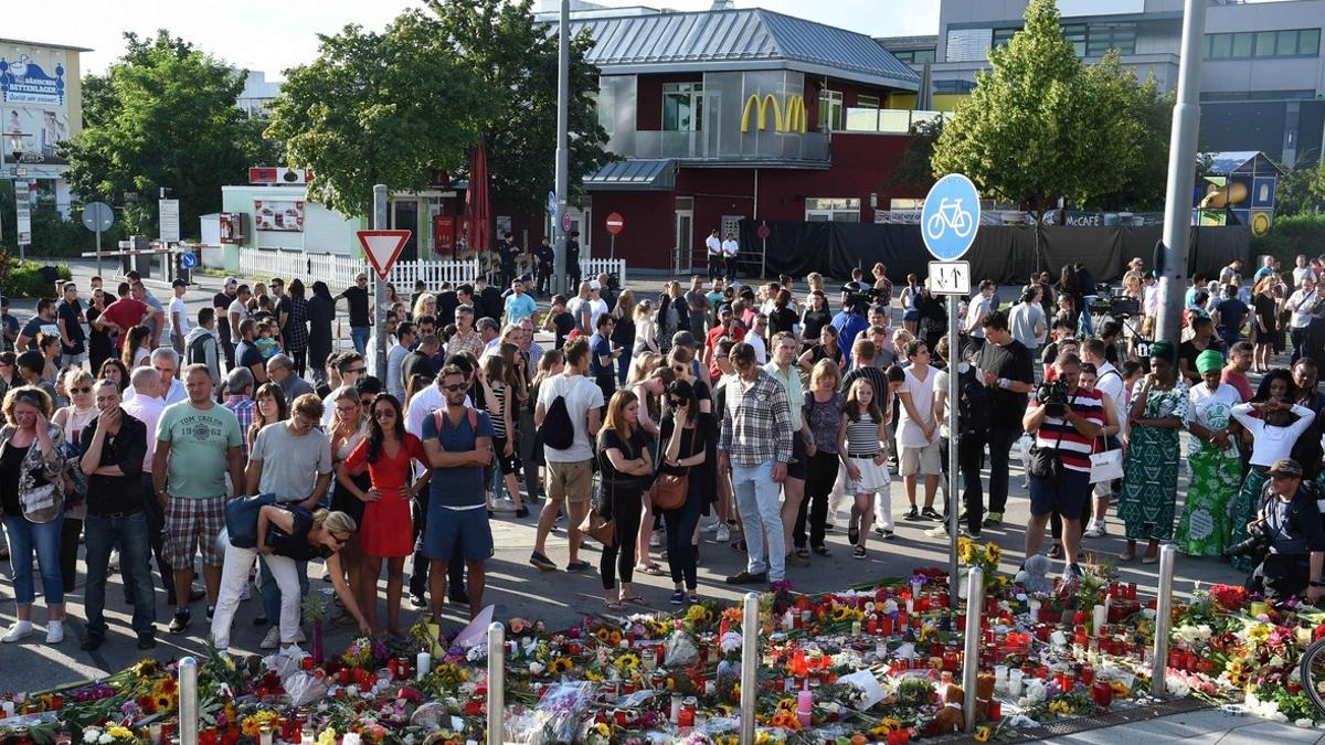 Homenaje a las víctimas de la matanza de Múnich, frente al McDonald's donde tuvo lugar el ataque.