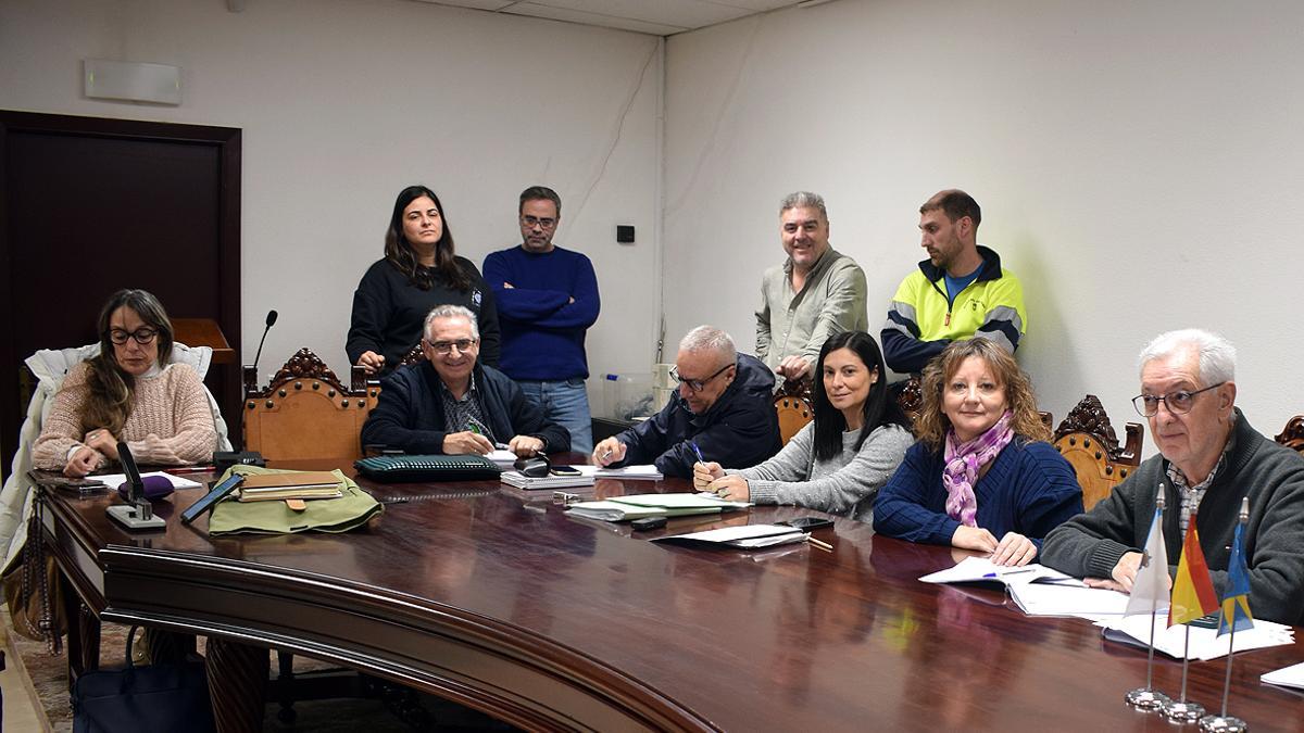 Los representantes del gobierno y de los trabajadores.