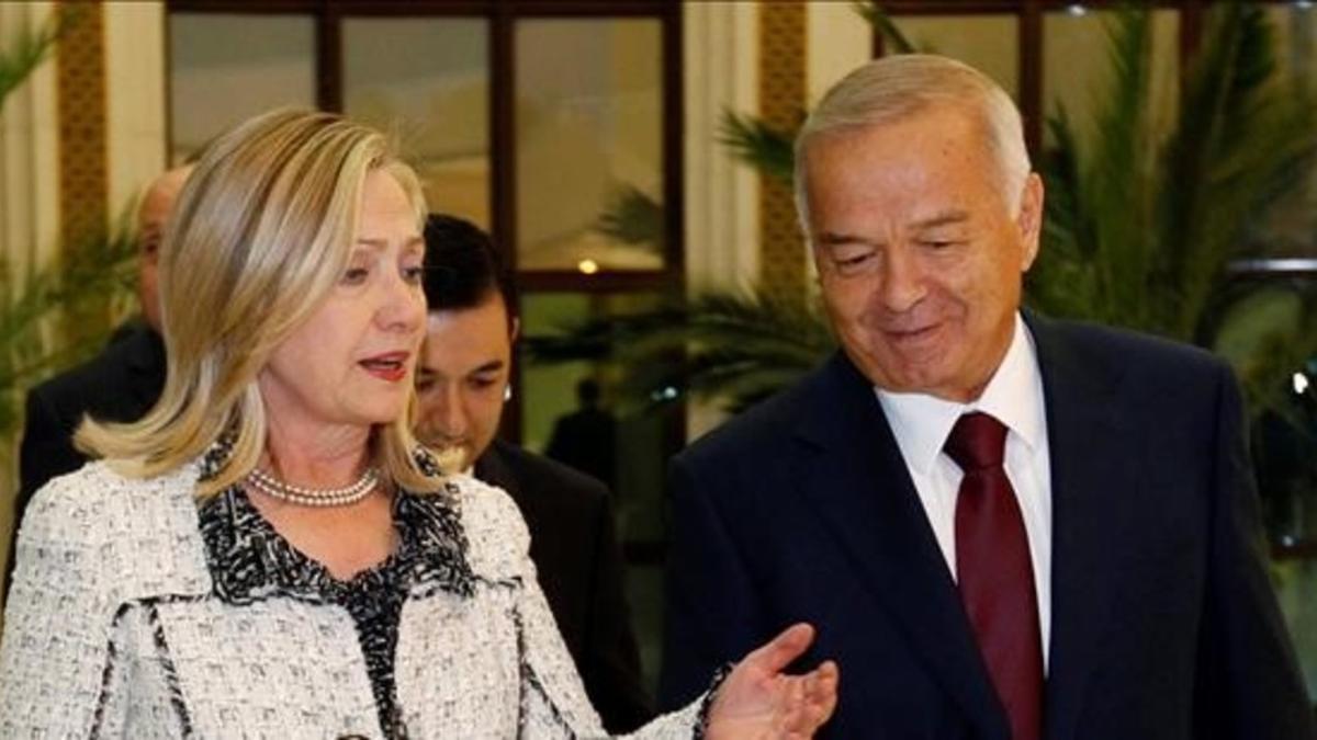 Islam Karímov, con la entonces secretaria de Estado de EEUU, Hillary Clinton, en una imagen del 2011.hillary clinton meets 160902125531