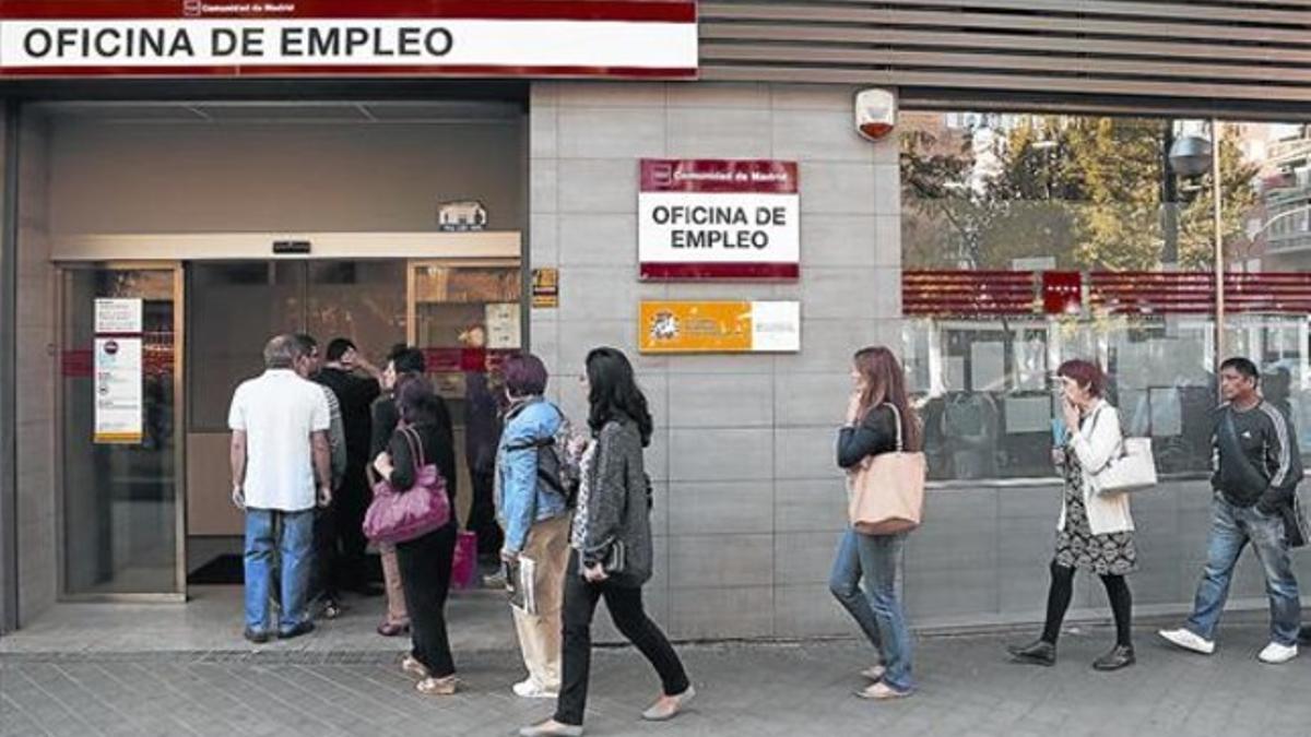 Cola de parados en una oficina de empleo de la Comunidad de Madrid.