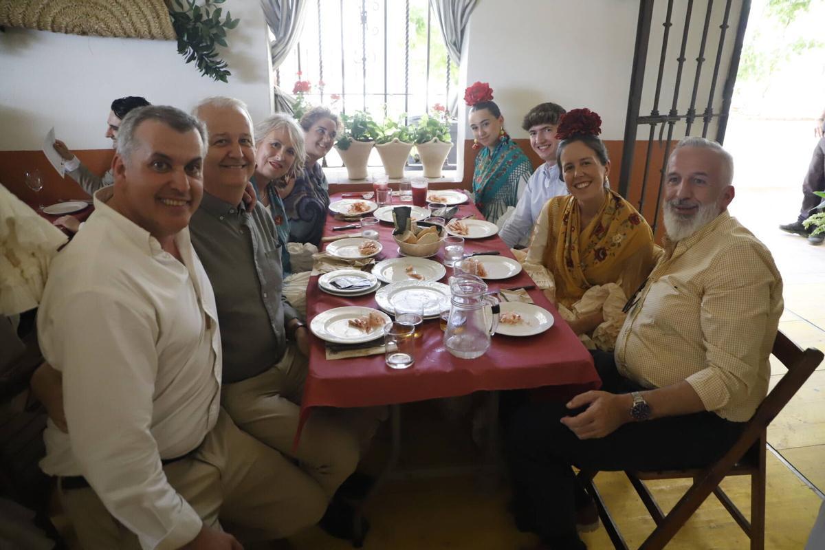 Grupos de amigos y familiares disfrutan de la feria de día