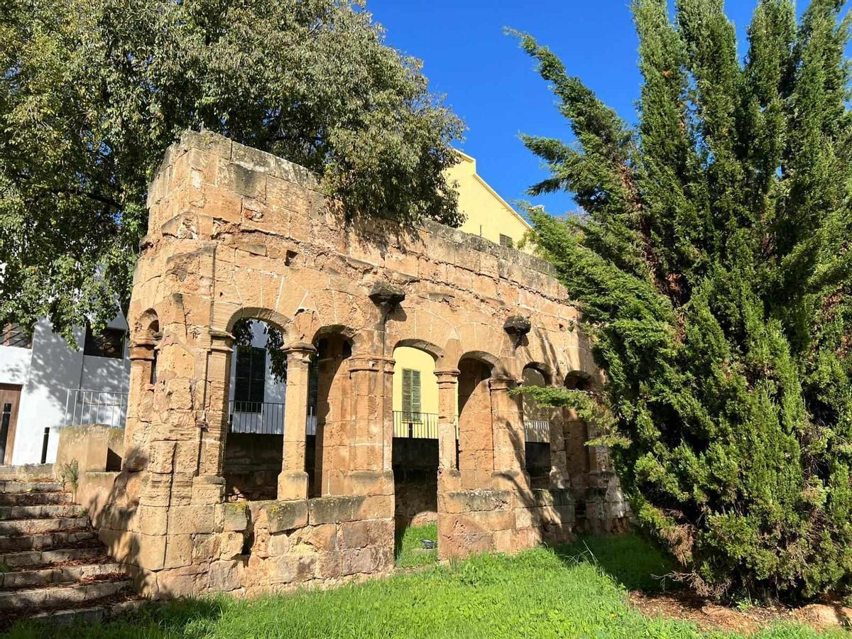 Arcadas del claustro barroco en el complejo sanitario de Bons Aires.