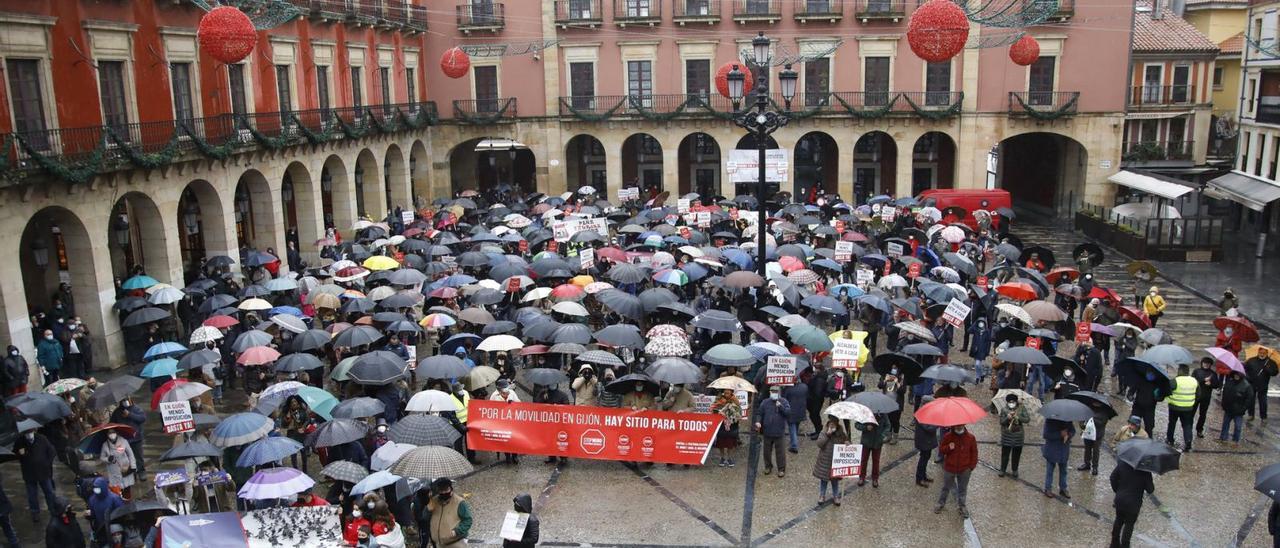 La manifestación de ayer en la plaza Mayor. | |  MARCOS LEÓN