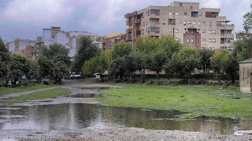 La Concejalía placentina de Obras habilitará junto al puente Nuevo unos 250 aparcamientos