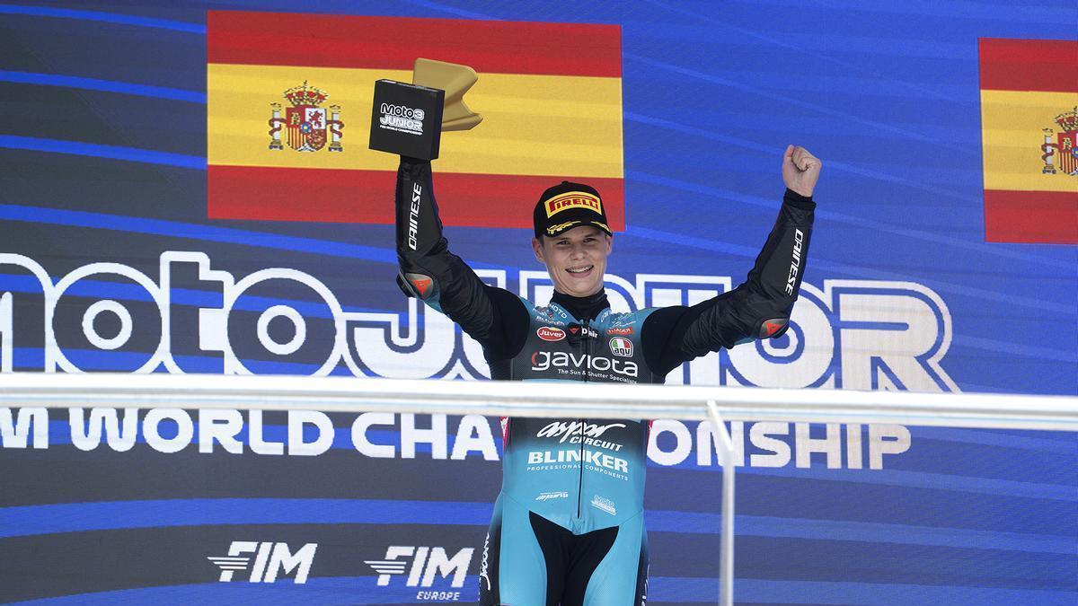 Carlos Cano, celebrando su victoria en el circuito francés de Magny-Cours