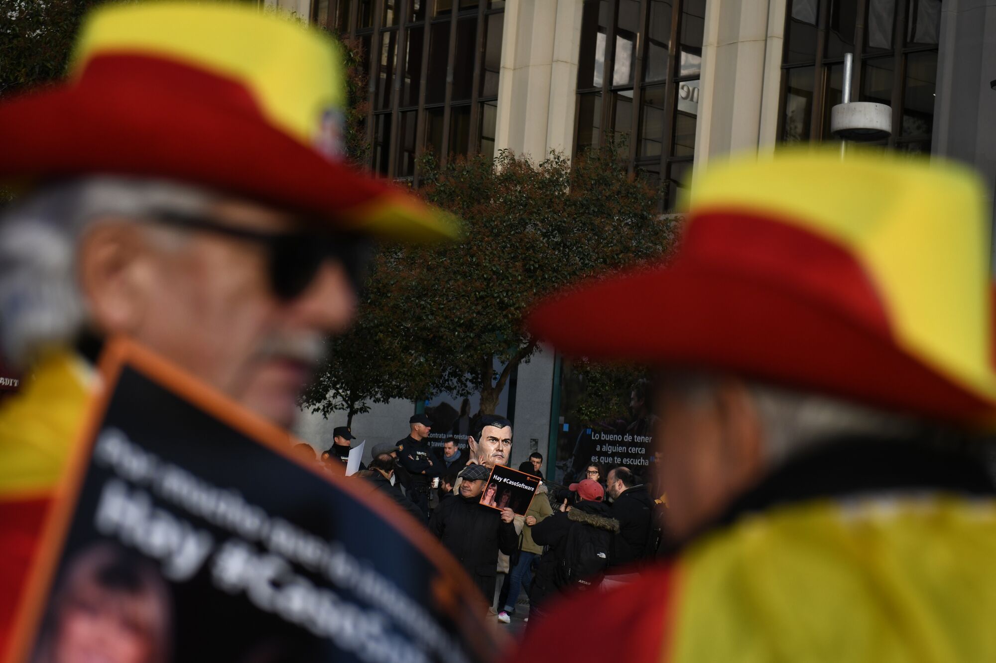 Manifestantes en contra de Pedro Sánchez en la entrada de los juzgados de Plaza de Castilla, a 18 de diciembre de 2024, en Madrid (España). El juez Juan Carlos Peinado tiene previsto interrogar hoy a Begoña Gómez y al directivo del IE y exconsejero madrileño Juan José Güemes en el marco de la investigación que dirige contra la esposa del presidente del Gobierno por presuntos delitos de tráfico de influencias, corrupción en los negocios, apropiación indebida e intrusismo. La de este hoy, será la tercera vez que Begoña Gómez acuda a los juzgados de Plaza de Castilla. 18 DICIEMBRE 2024 Fernando Sánchez / Europa Press 18/12/2024. Fernando Sánchez;category_code_new;