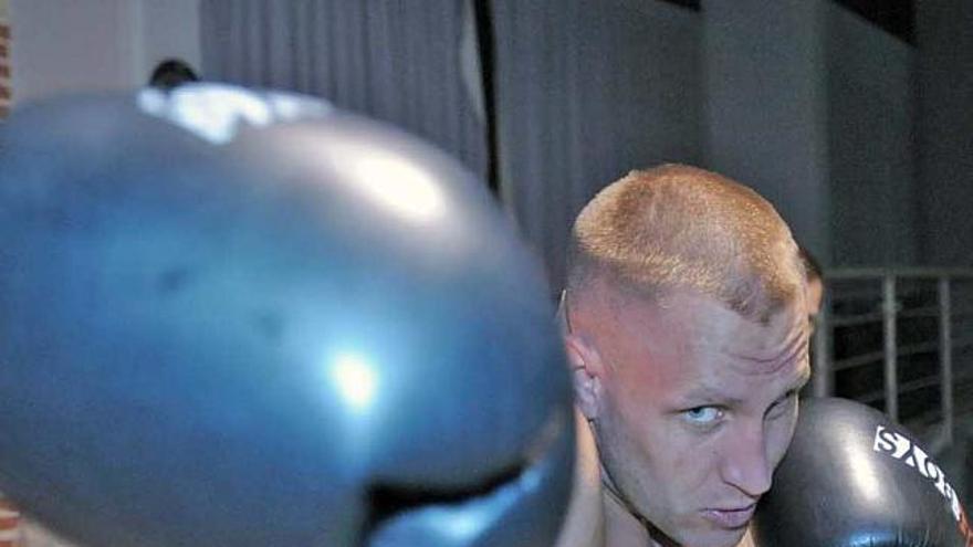El hombre más fuerte del mundo se hace boxeador en Torrevieja