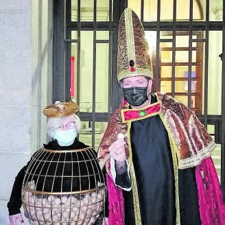 Manoli Sevilla y Juan López, disfrazados de bombo y ‘obispo’.
