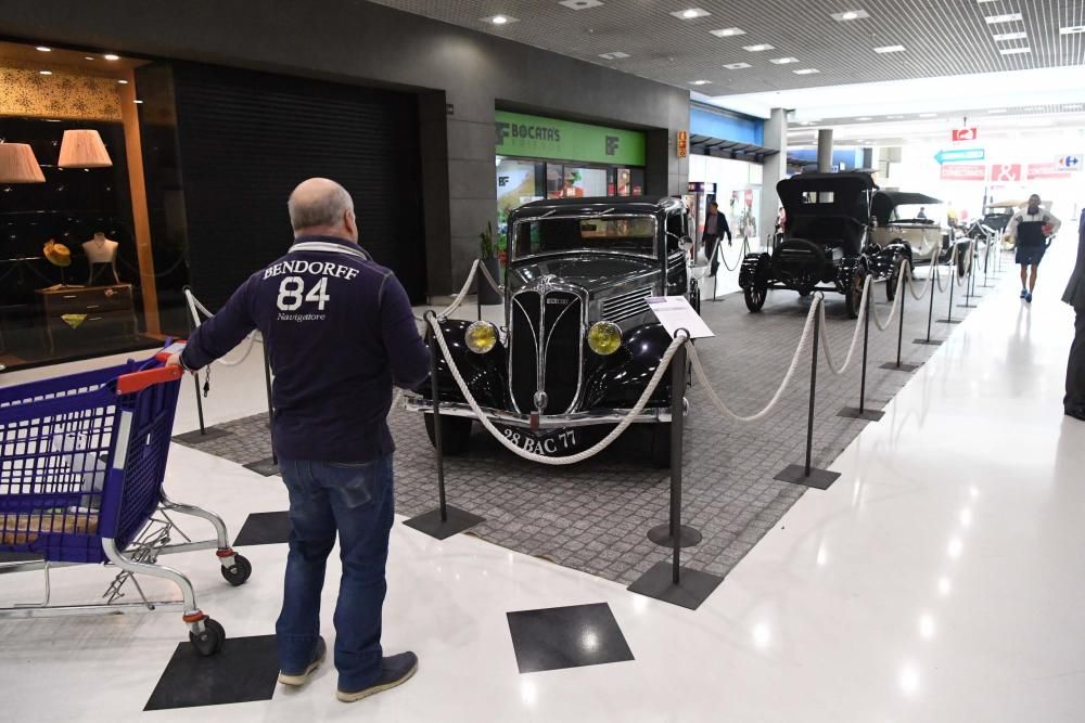 El centro comercial Los Rosales exhibe los diferentes coches de época cedidos por la Fundación Jorge Jove que aparecen en la película protagonizada por Luis Tosar y Michelle Jenner.