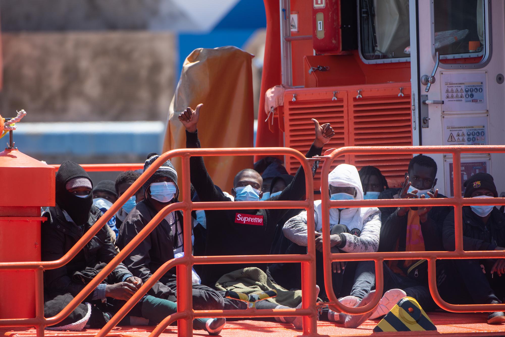 Trasladan a Fuerteventura a 46 migrantes de una patera con un pinchazo