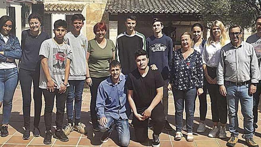 Alumnos y autoridades en la finalizaciÃ³n del curso de Servicios de RestauraciÃ³n de Son Servera.