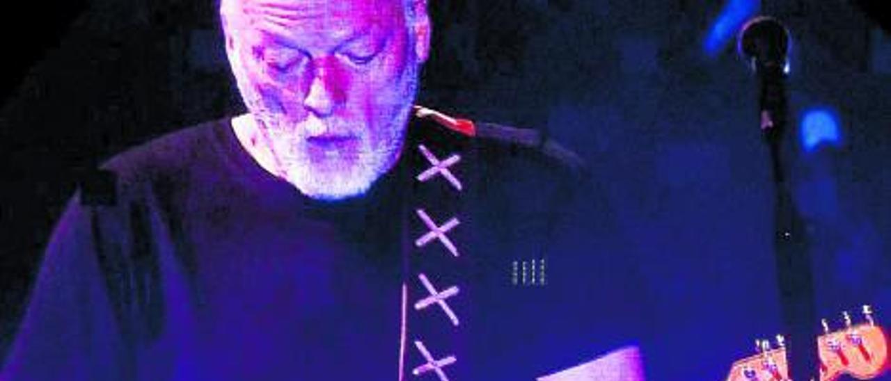 David Gilmour (Pink Floyd)durante un concierto.en Chile.