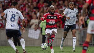Gerson domina el balón en el Flamengo-Cruzeiro