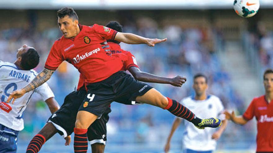 Ximo salta de forma espectacular delante del delantero del Tenerife Aridane, en un lance de la primera parte.