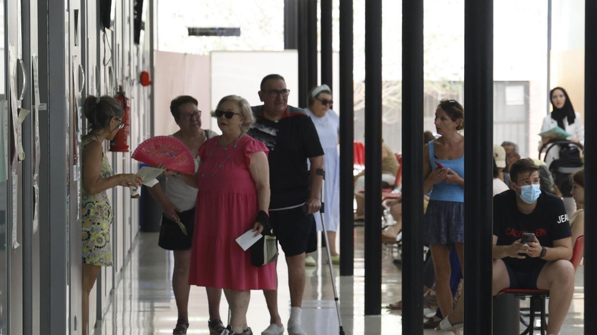 Pacientes esperando en un centro de salud de Alicante.