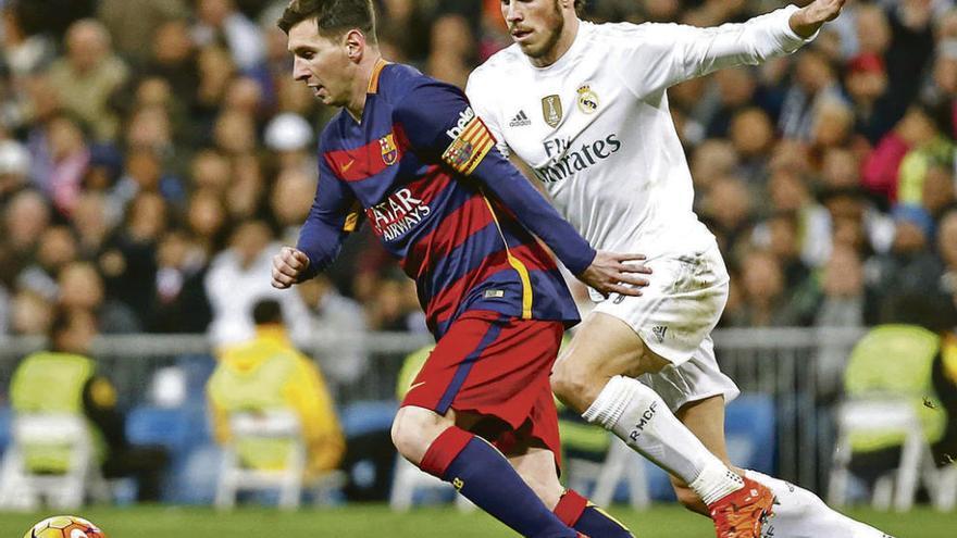 Leo Messi y Gareth Bale, en una jugada del Madrid-Barcelona de la primera vuelta. Foto Reuters