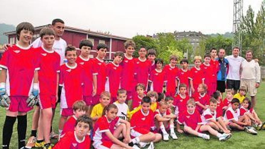 Participantes en el campus de fútbol de Langreo celebrado el pasado verano.