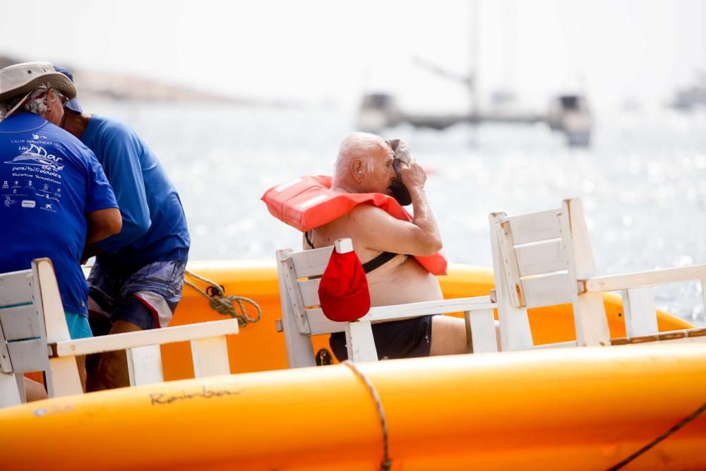 Los voluntarios y profesionales de ''Un mar de posibilidades'' construyeron una plataforma de madera que flota gracias a dos kayaks